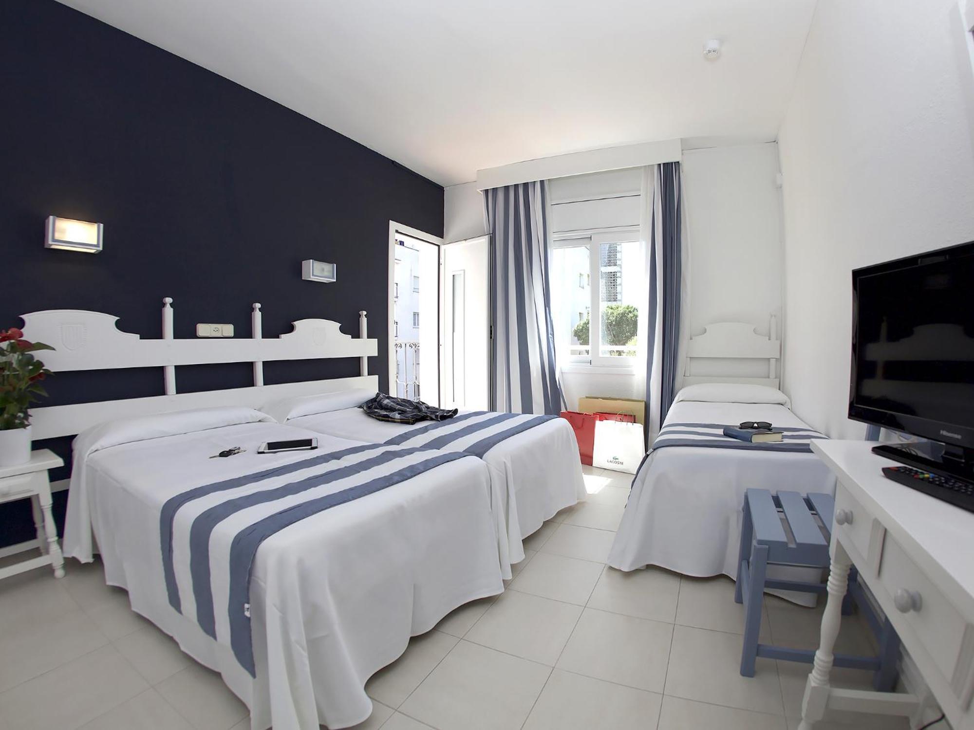 Habitación Triple con balcón (2 adultos + 1 niño)